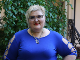Alter: 48 / Krebs - Alter: 172 / kräftig - Geschlecht: weiblich - Ausrichtung: heterosexuell - Haare: blond / kurz - Piercing: keins - bewebmaster-Alter: C - Hautfarbe: weiss - Augen: grau - Rasur: vollrasiert